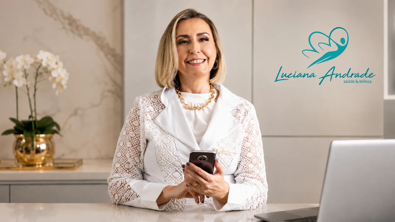 Luciana Andrade sorridente na recepção da Clínica Luciana Andrade em Penápolis-SP